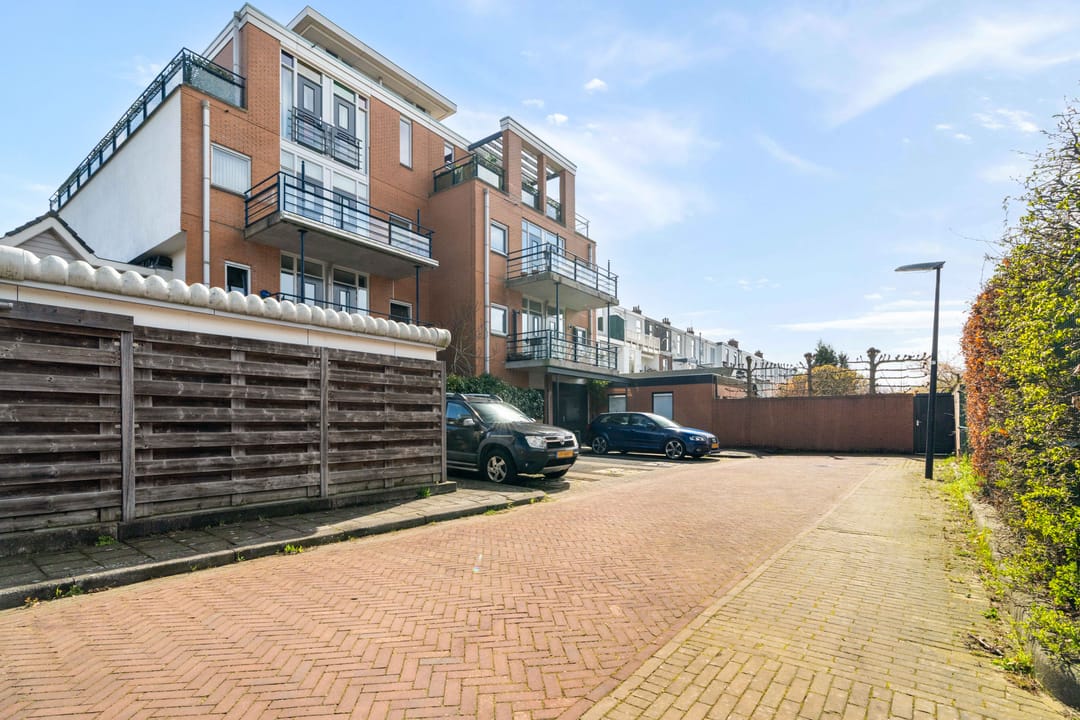 Spacious Waterfront Apartment with Free View and Private Parking — 23
