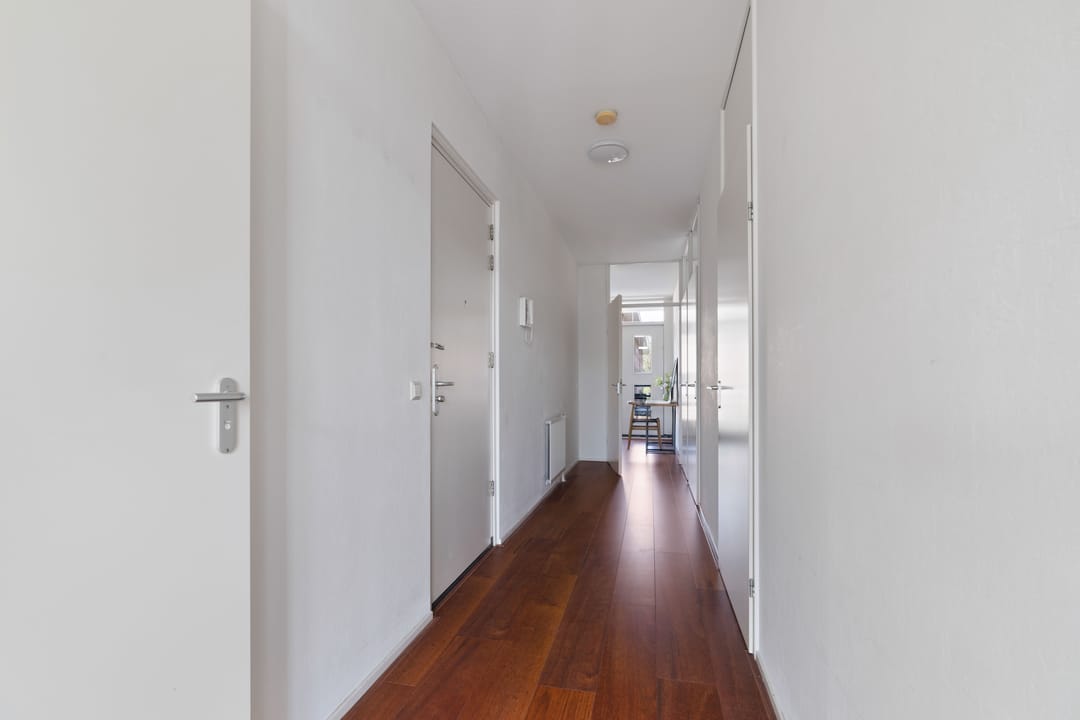 Spacious Waterfront Apartment with Free View and Private Parking — 12