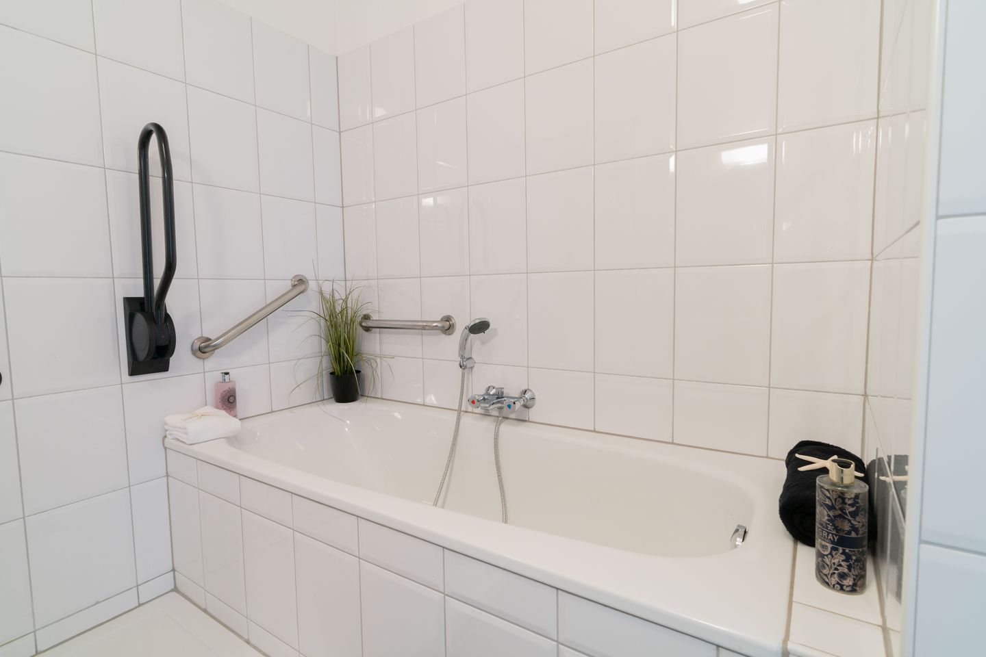 Spacious Waterfront Apartment with Free View and Private Parking — 15