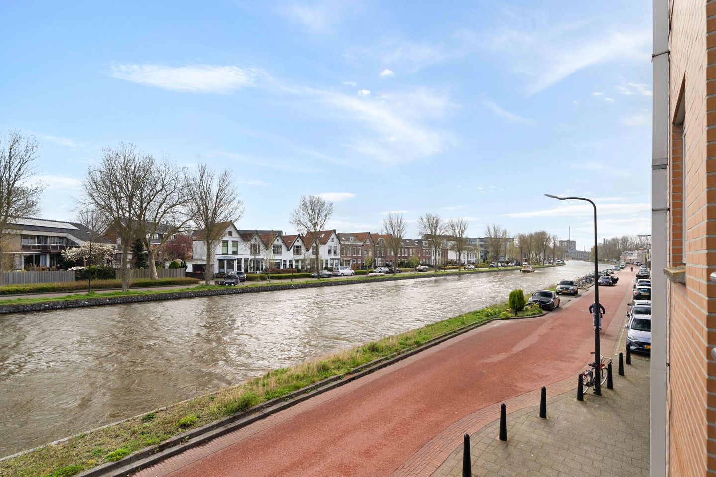 Spacious Waterfront Apartment with Free View and Private Parking — 29
