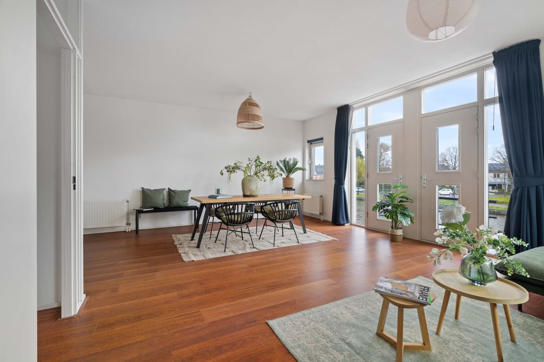Spacious Waterfront Apartment with Free View and Private Parking — 28