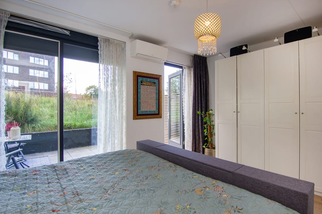 Modern family home with park views and private parking in IJmuiden — 35