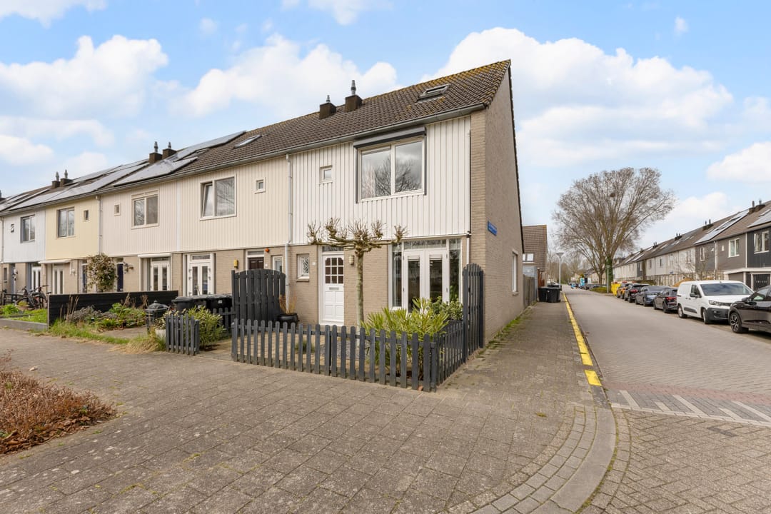 Corner house with sunny garden and unobstructed view in Almere — 31