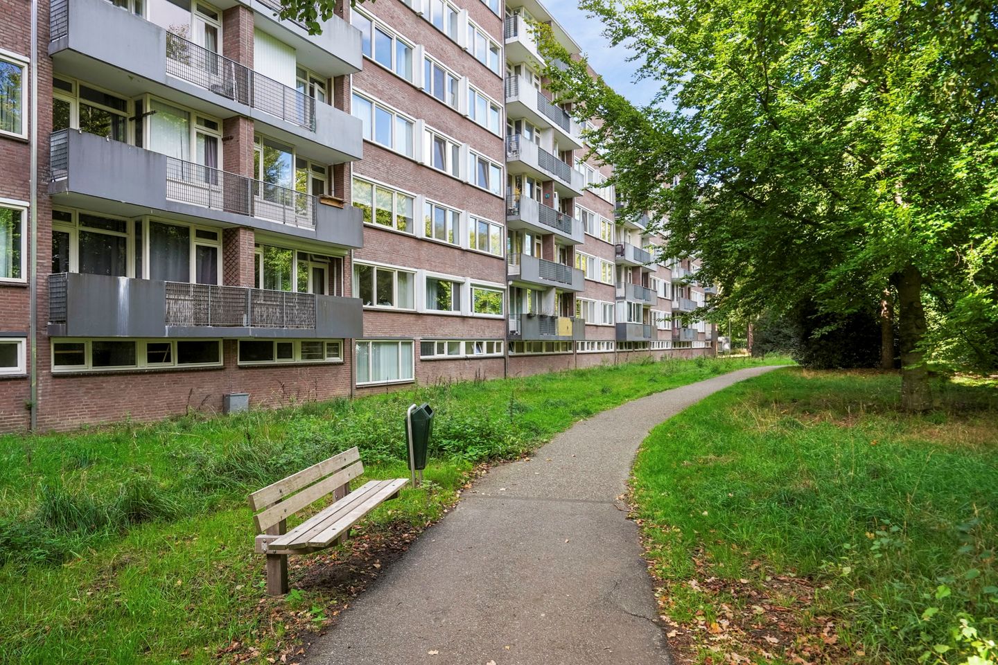 Stylish and Light Apartment in Green Tilburg Location — 34