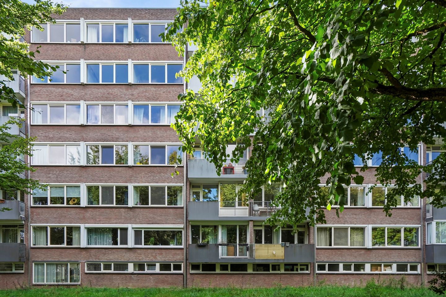 Stylish and Light Apartment in Green Tilburg Location — 35
