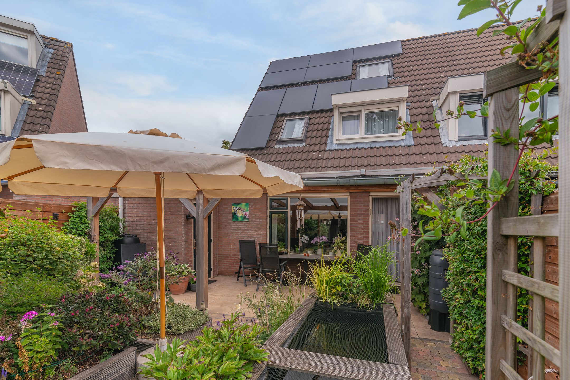 Spacious Corner Townhouse with 4 Bedrooms, South-Facing Garden and Private Parking — 12