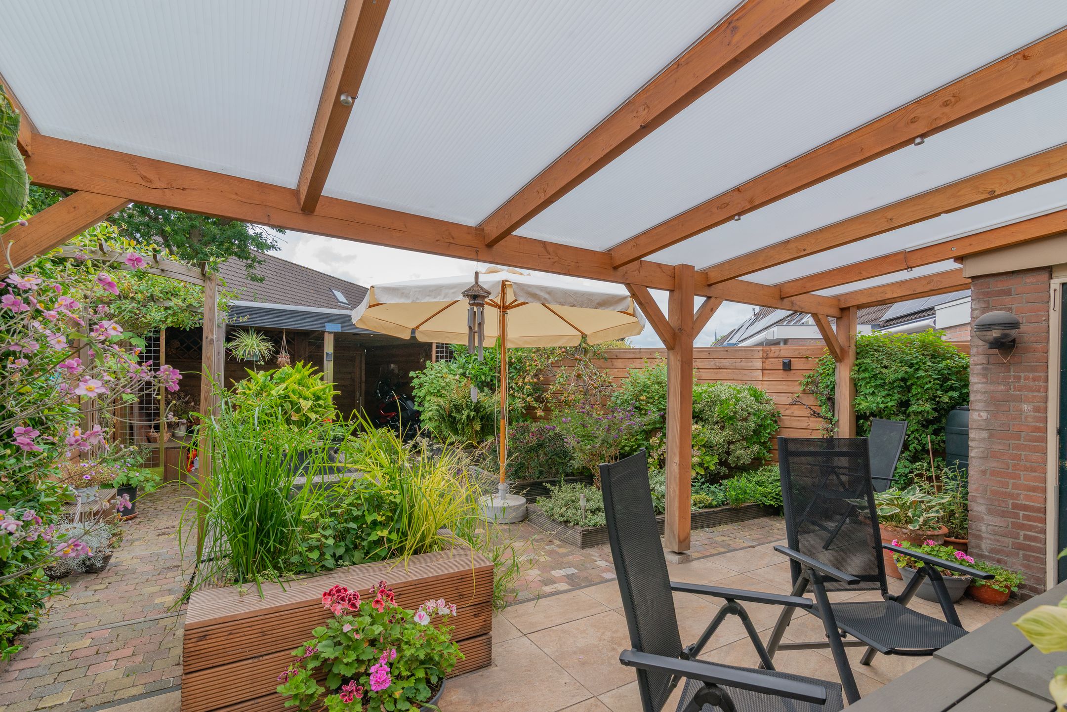 Spacious Corner Townhouse with 4 Bedrooms, South-Facing Garden and Private Parking — 15