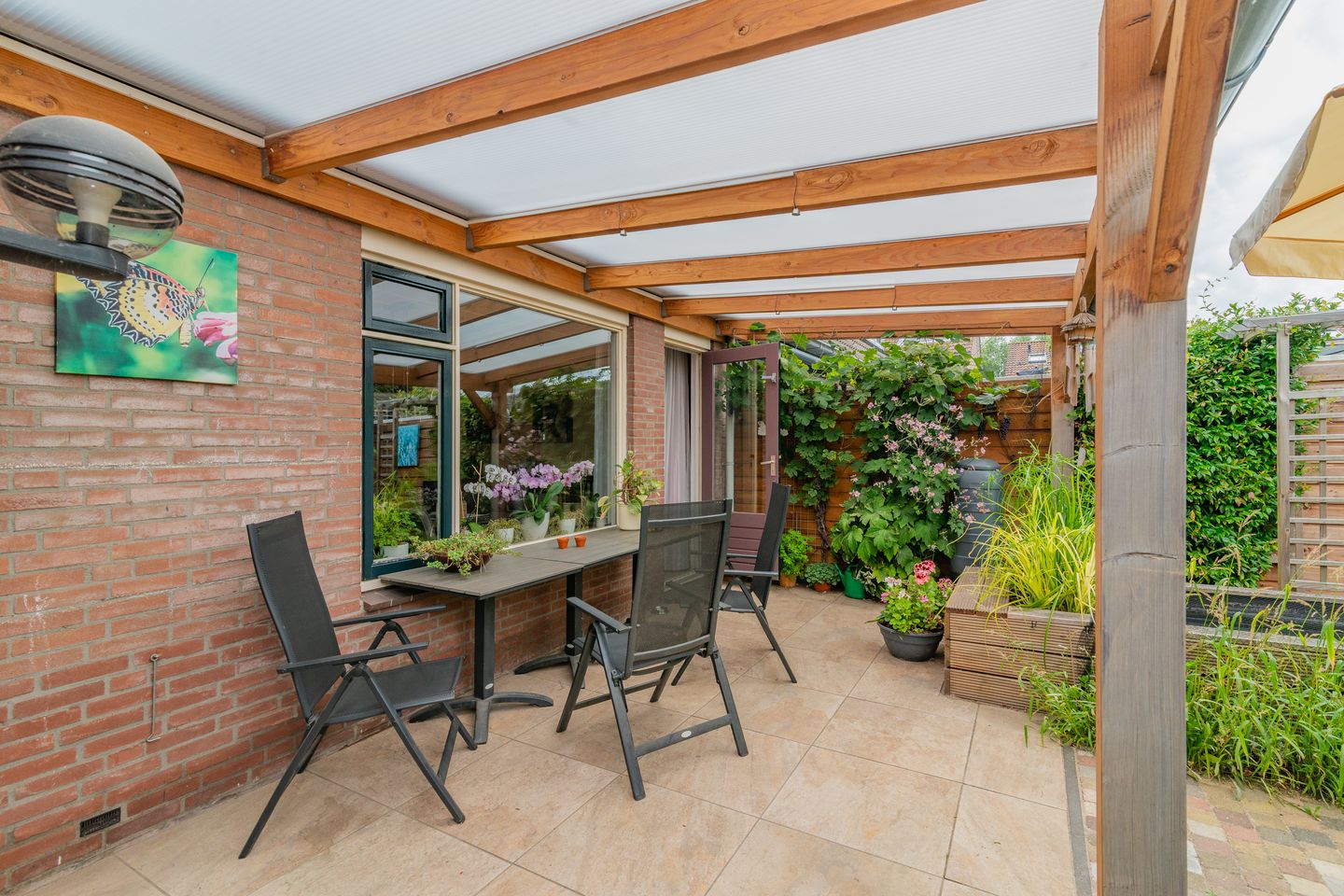 Spacious Corner Townhouse with 4 Bedrooms, South-Facing Garden and Private Parking — 14