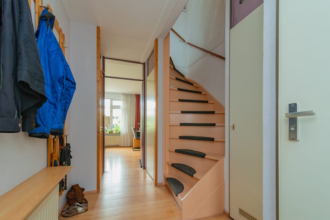 Spacious Corner Townhouse with 4 Bedrooms, South-Facing Garden and Private Parking — 16