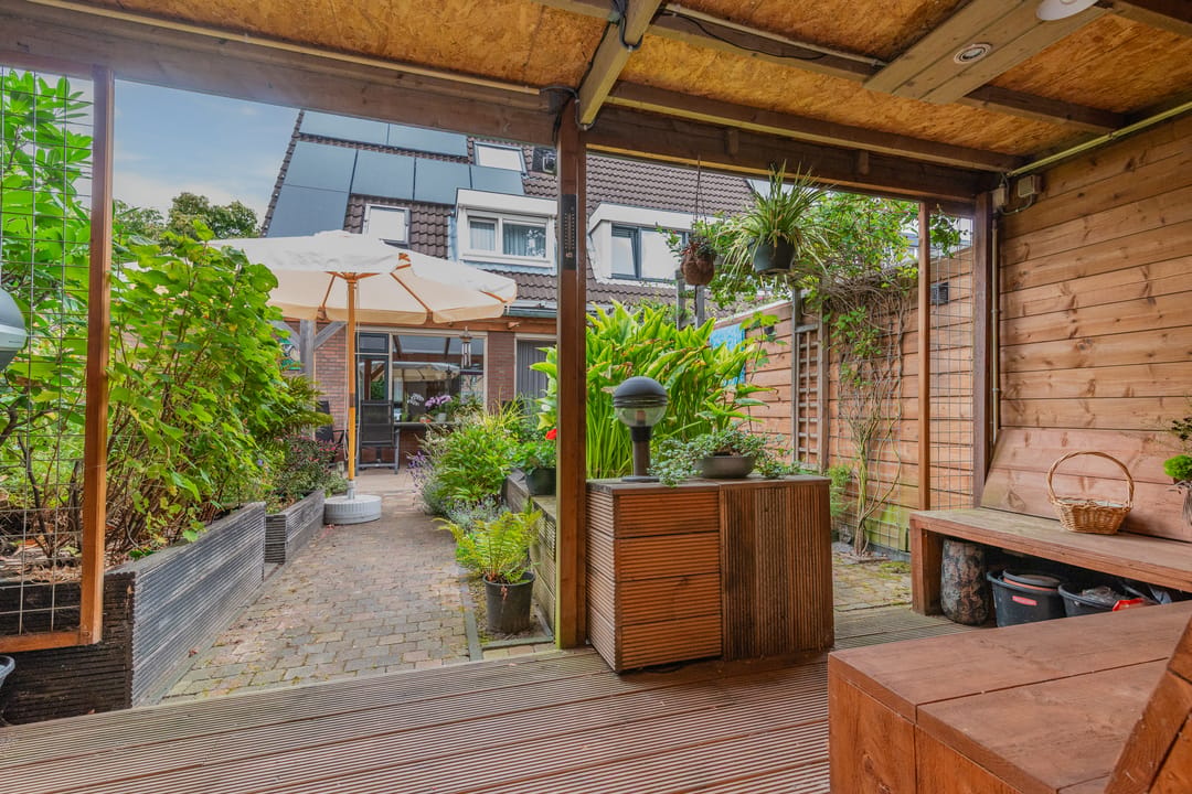 Spacious Corner Townhouse with 4 Bedrooms, South-Facing Garden and Private Parking — 13
