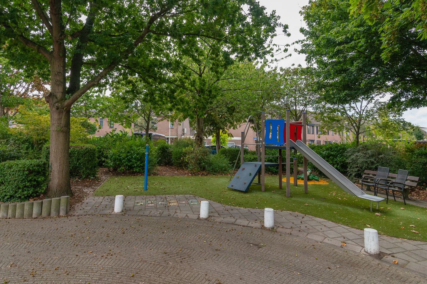 Spacious Corner Townhouse with 4 Bedrooms, South-Facing Garden and Private Parking — 29
