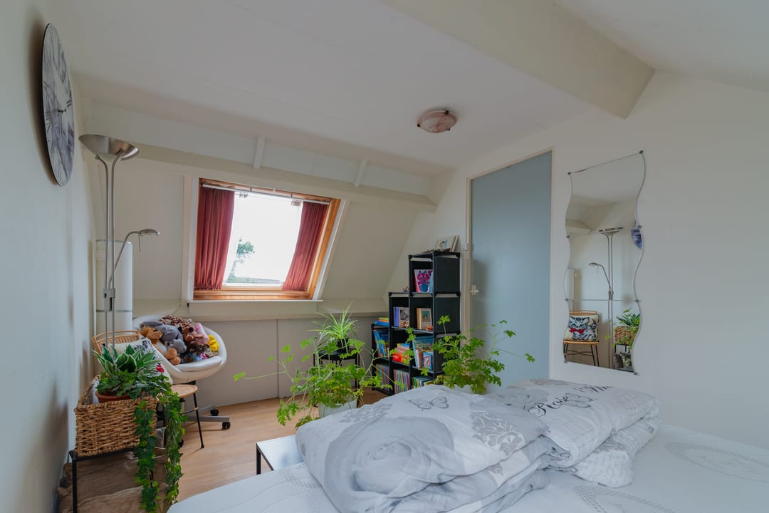 Spacious Corner Townhouse with 4 Bedrooms, South-Facing Garden and Private Parking — 28