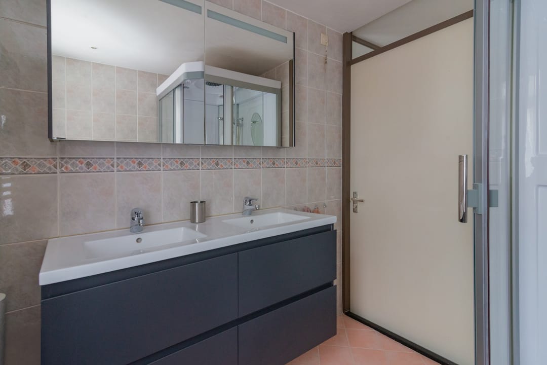 Spacious Corner Townhouse with 4 Bedrooms, South-Facing Garden and Private Parking — 23