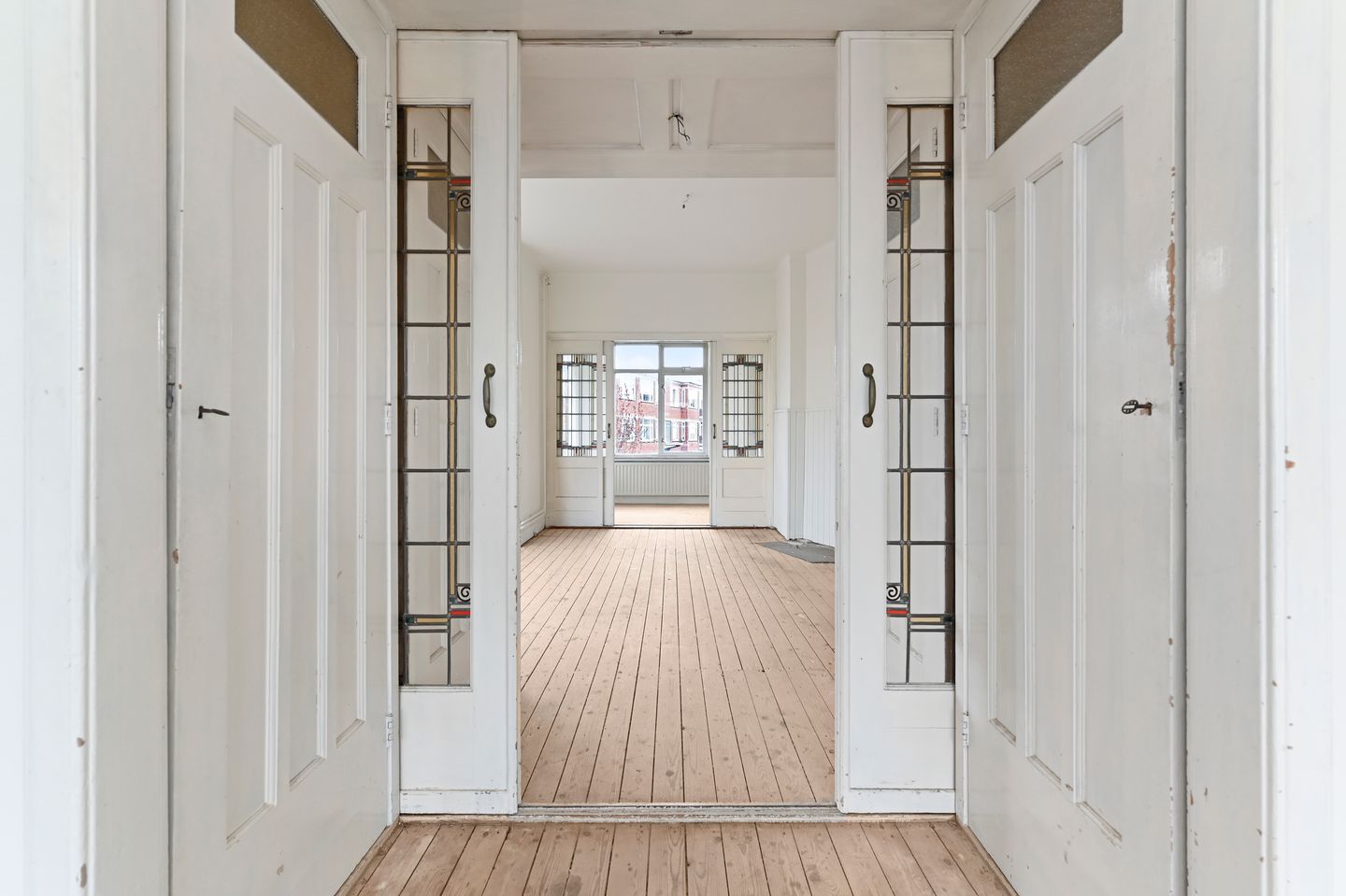 Spacious corner apartment with two bedrooms and sunny balcony near Zuiderpark — 14