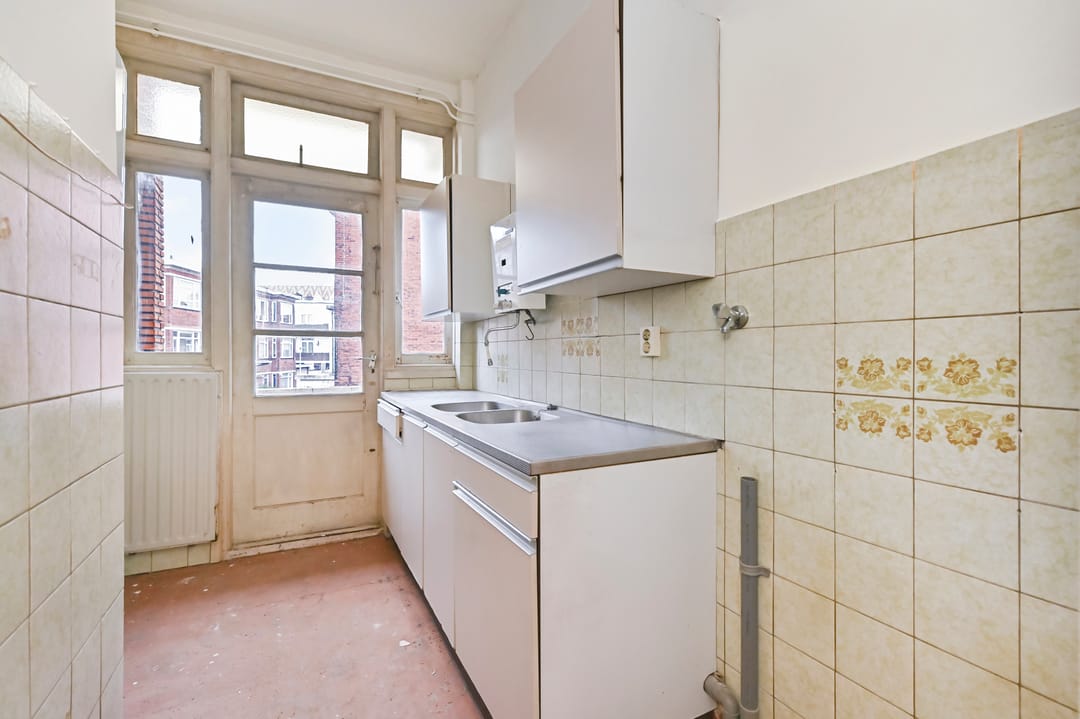 Spacious corner apartment with two bedrooms and sunny balcony near Zuiderpark — 22