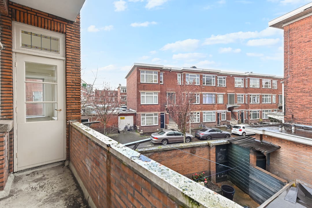 Spacious corner apartment with two bedrooms and sunny balcony near Zuiderpark — 30