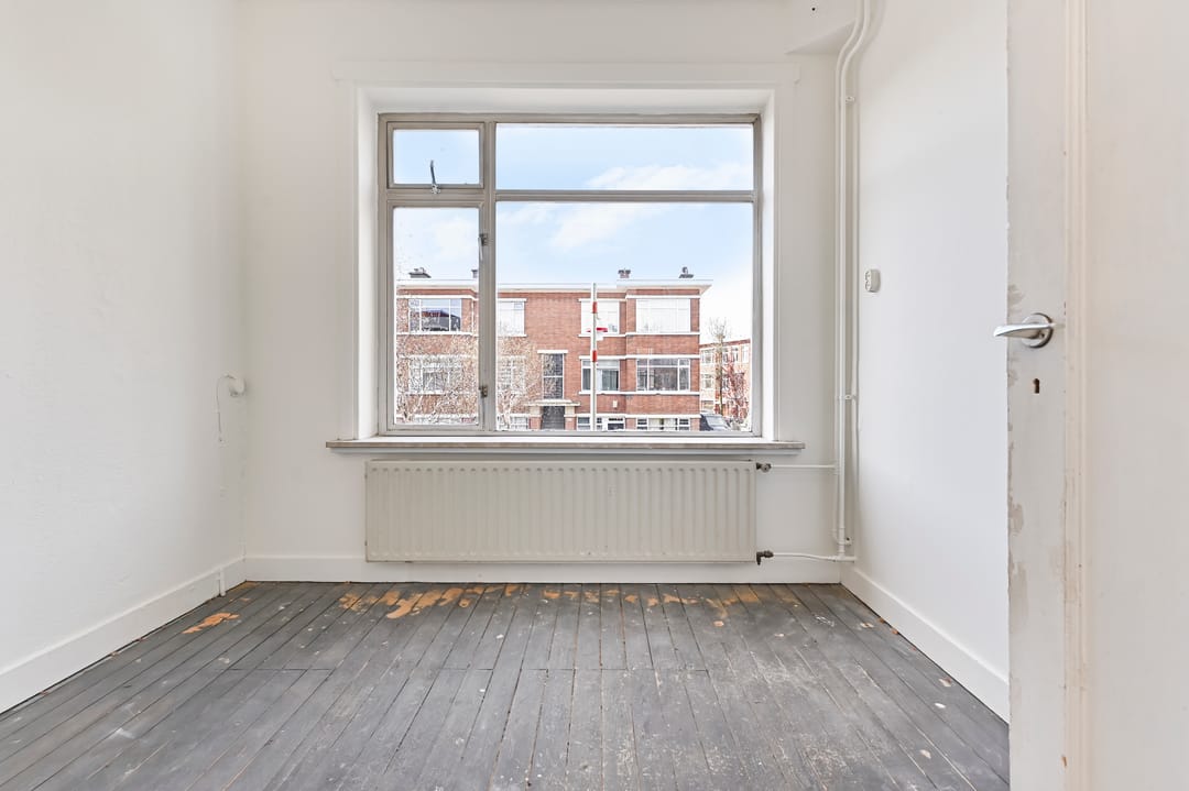 Spacious corner apartment with two bedrooms and sunny balcony near Zuiderpark — 25