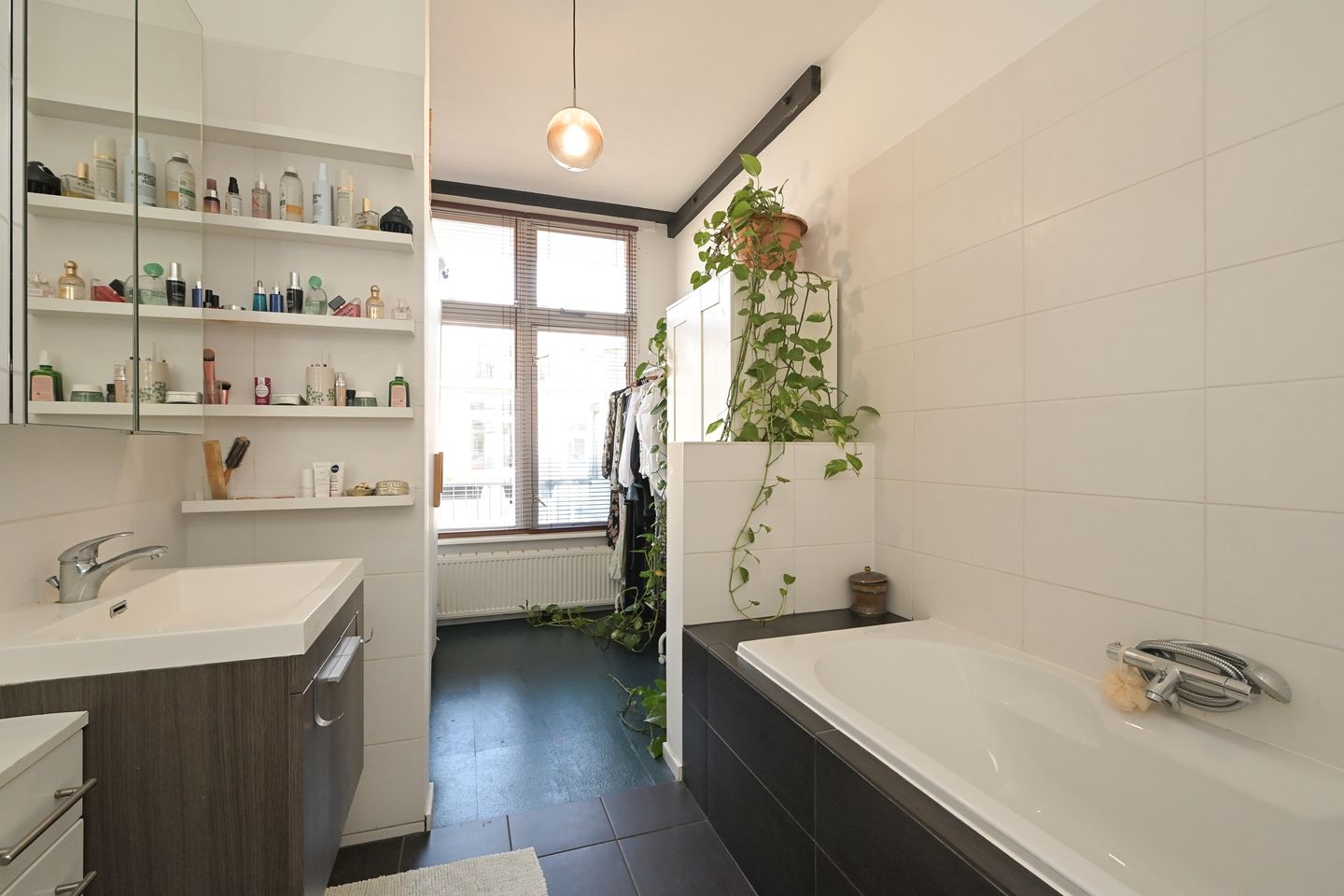 Spacious Renovated Apartment with XL Living Room in Popular Valkenboskwartier — 28