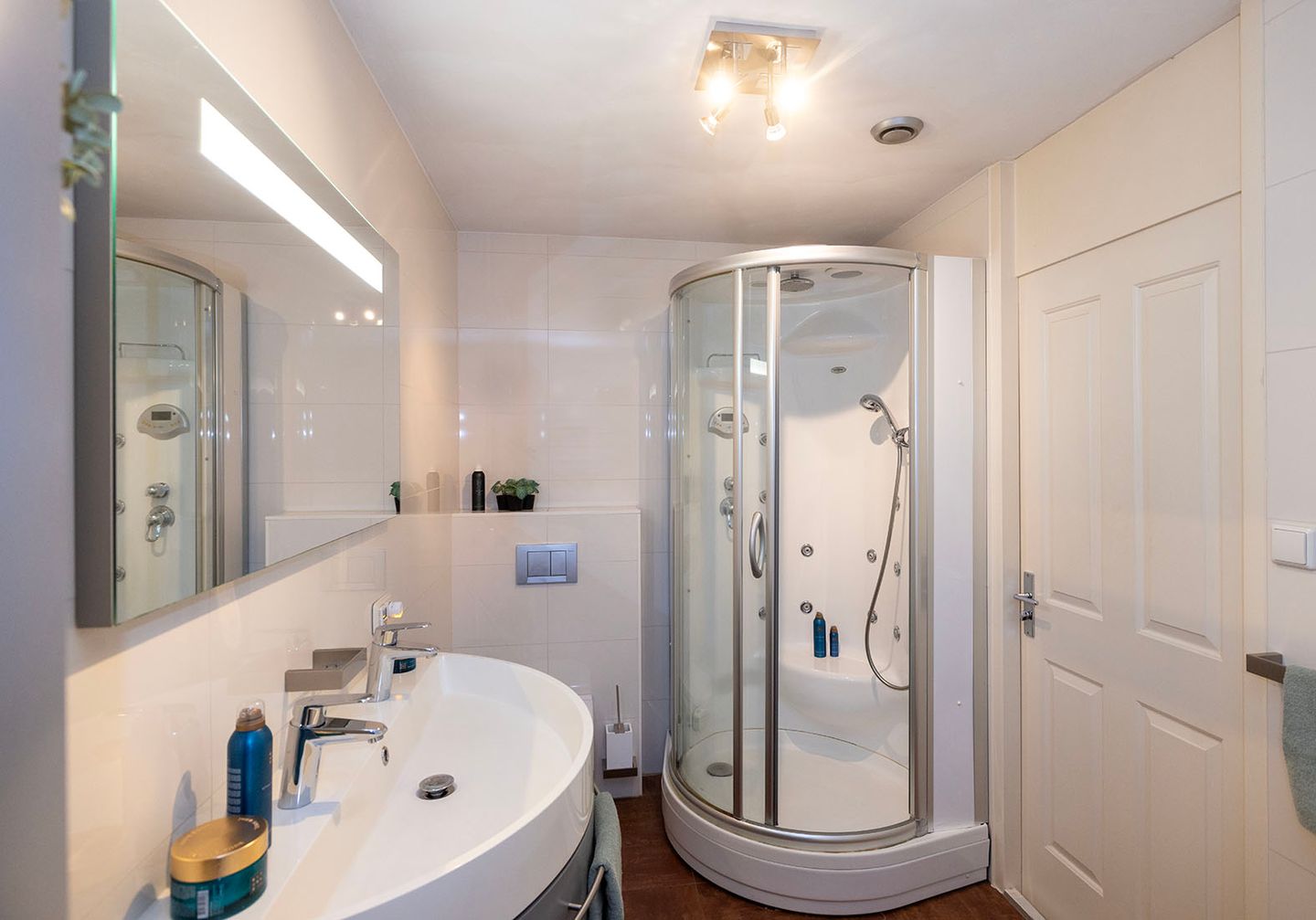 Spacious Semi-Detached Home with Garage and Serre in Uden Center — 20