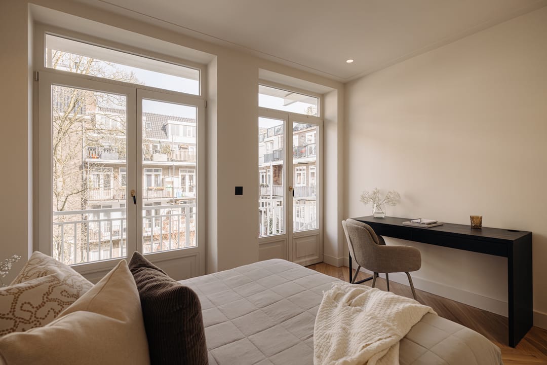 Turn-key apartment in Amsterdam Zuid with views over a green square — 17
