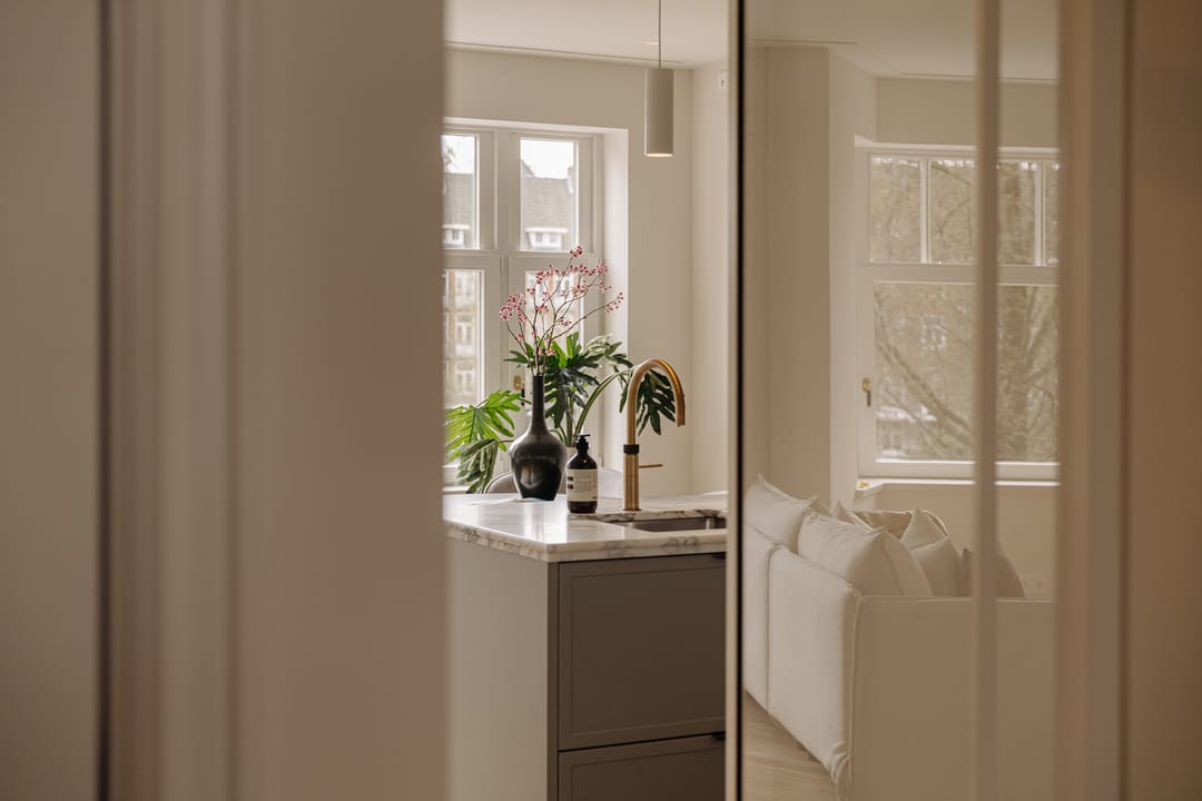 Turn-key apartment in Amsterdam Zuid with views over a green square — 13