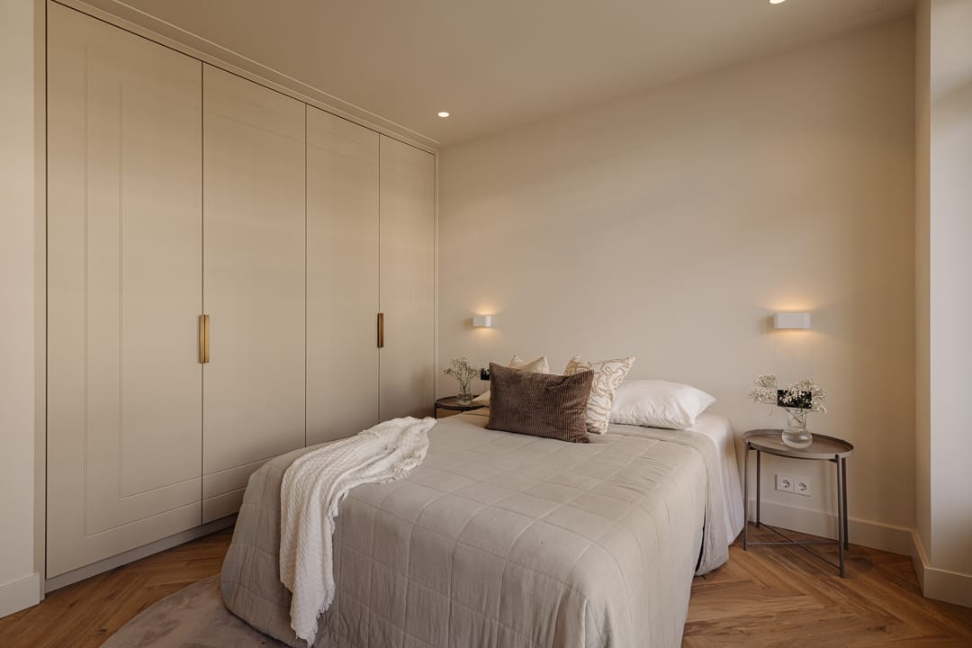 Turn-key apartment in Amsterdam Zuid with views over a green square — 16