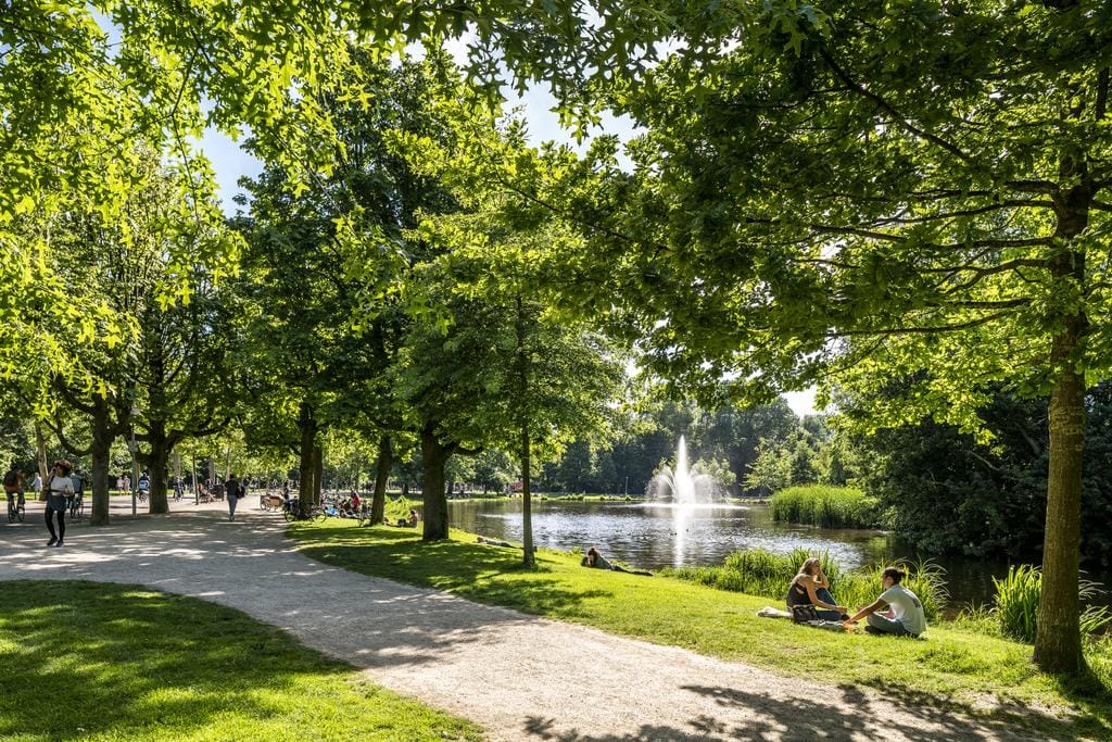 Spacious Canal-Side Apartment with Views Over the Singelgracht — 18