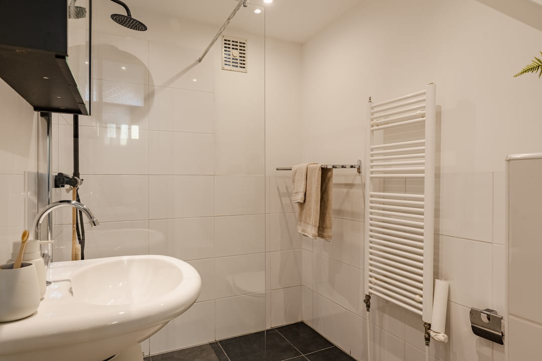 Spacious Corner Ground-Floor Apartment in De Pijp with Water Views — 25
