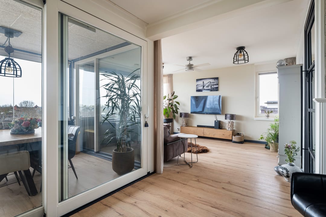 Modern Corner Apartment with Panoramic Views and Year-Round Loggia — 16