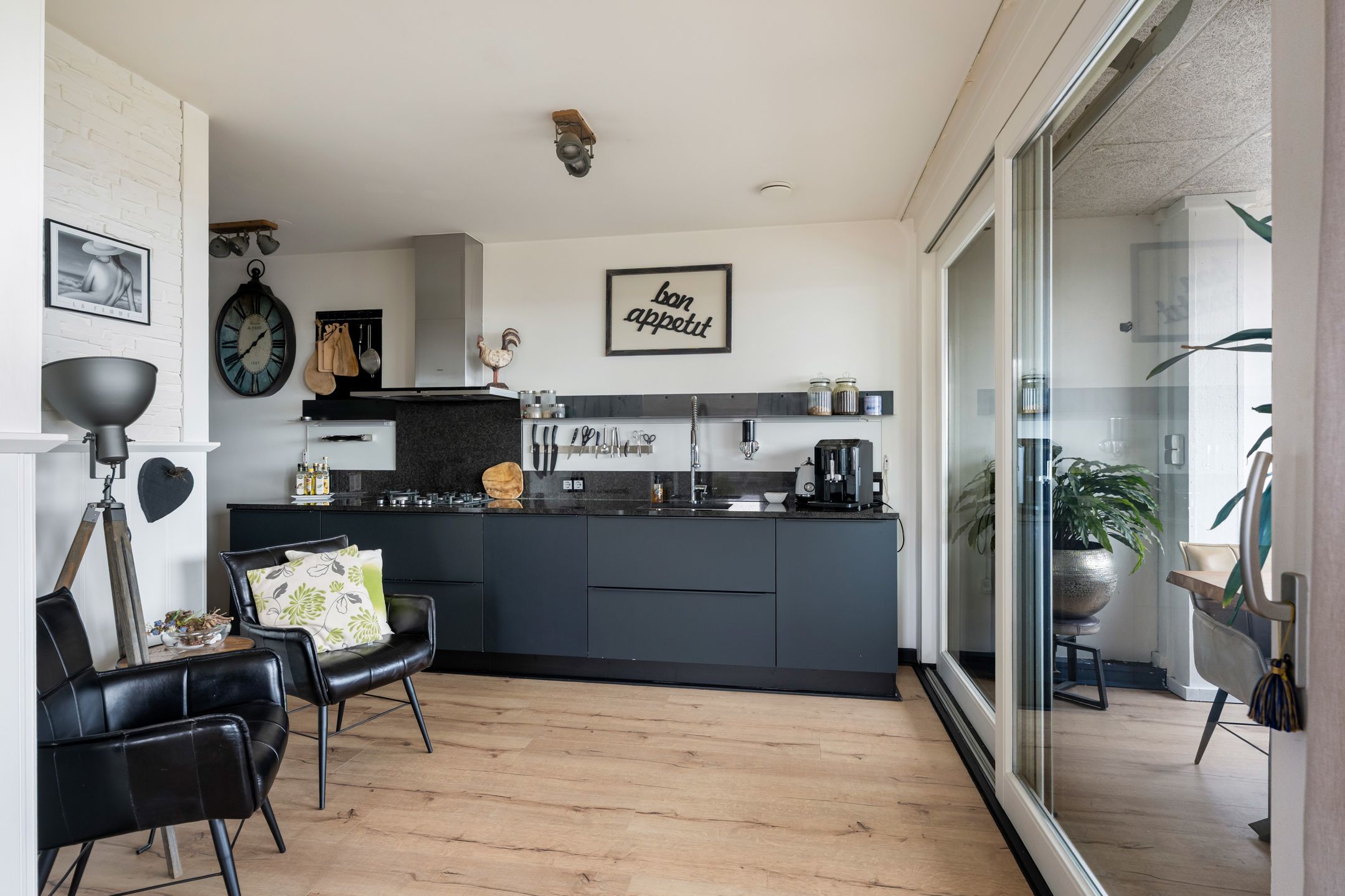 Modern Corner Apartment with Panoramic Views and Year-Round Loggia — 18