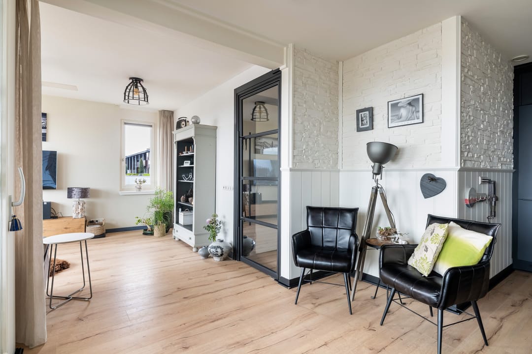 Modern Corner Apartment with Panoramic Views and Year-Round Loggia — 17