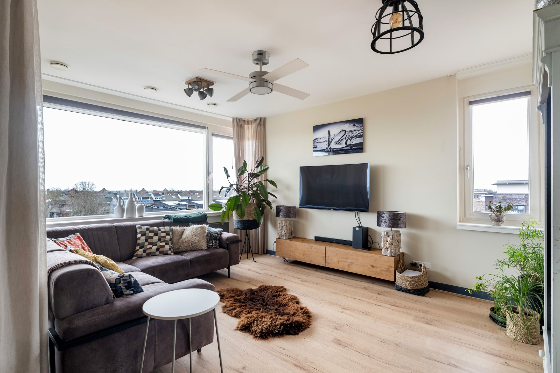 Modern Corner Apartment with Panoramic Views and Year-Round Loggia — 15