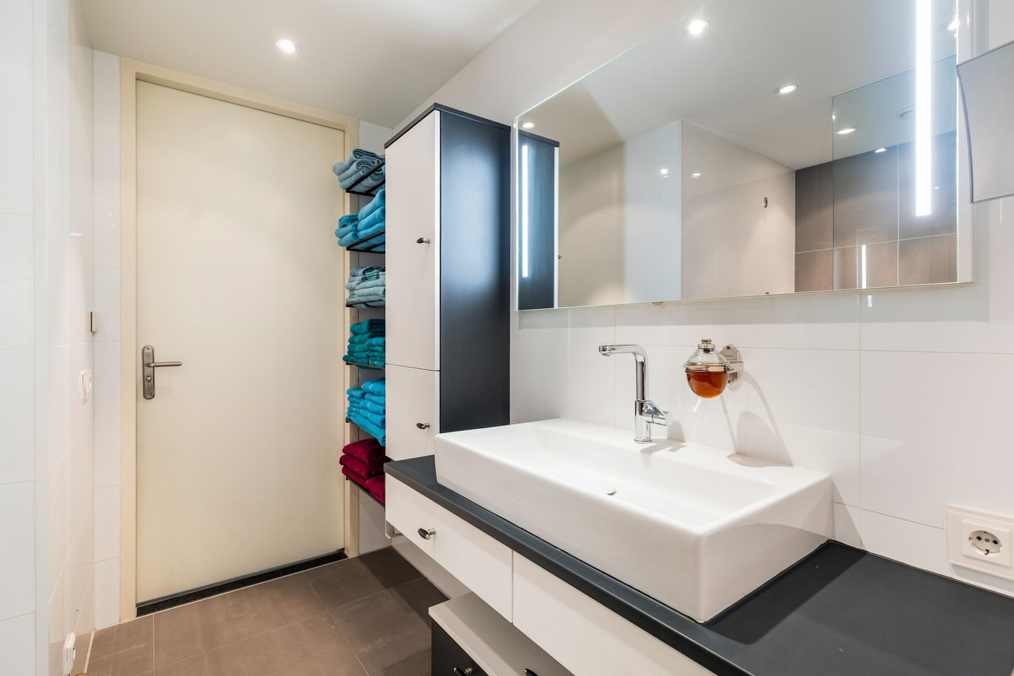 Modern Corner Apartment with Panoramic Views and Year-Round Loggia — 29