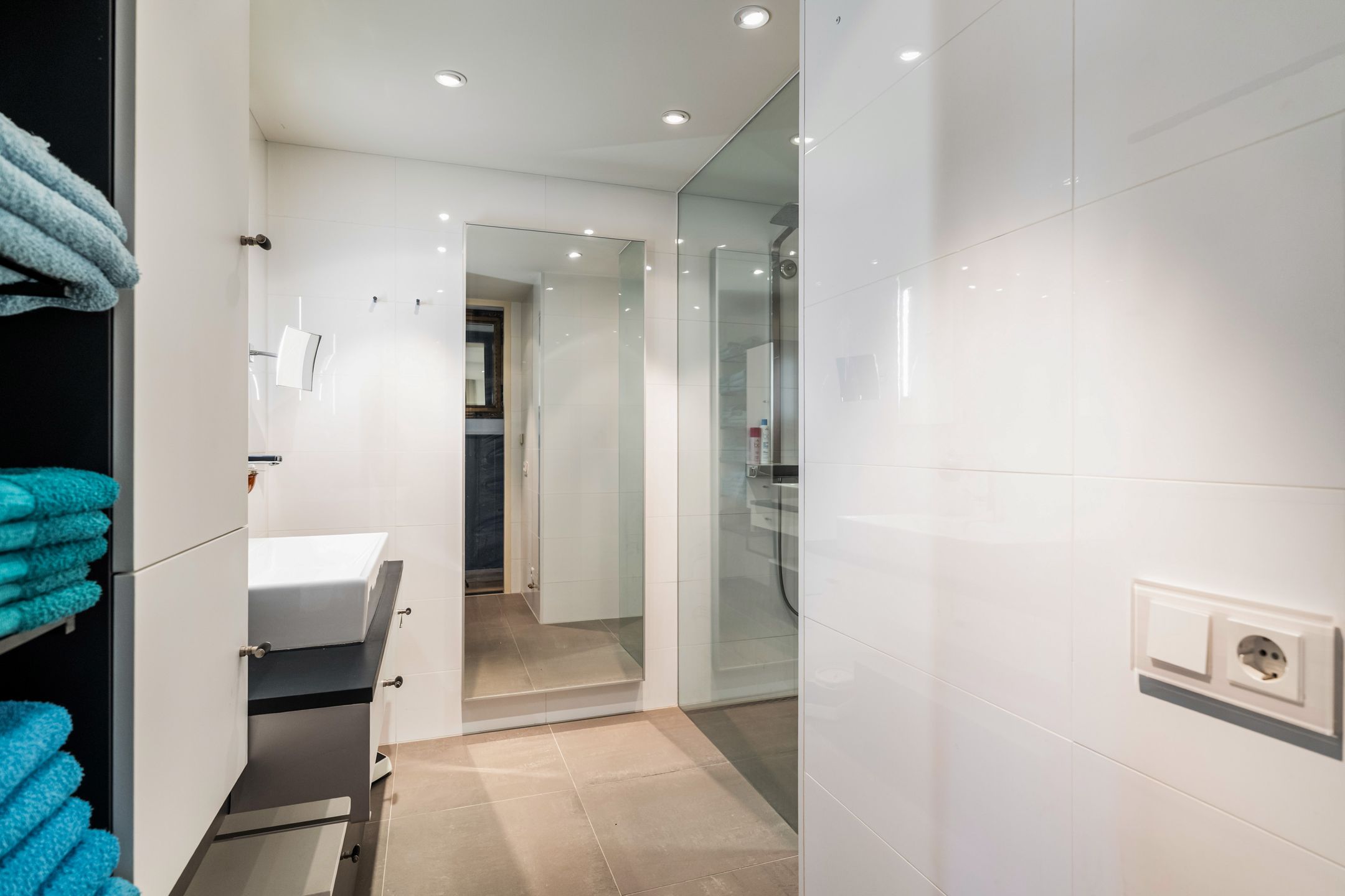 Modern Corner Apartment with Panoramic Views and Year-Round Loggia — 27