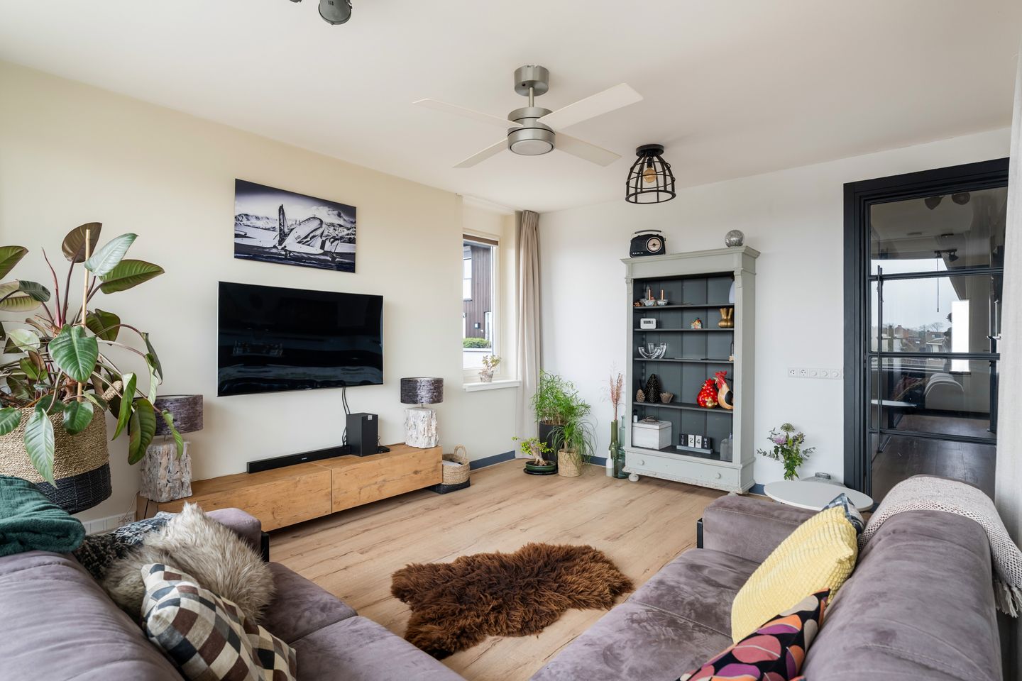 Modern Corner Apartment with Panoramic Views and Year-Round Loggia — 14