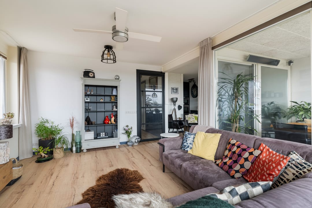 Modern Corner Apartment with Panoramic Views and Year-Round Loggia — 13