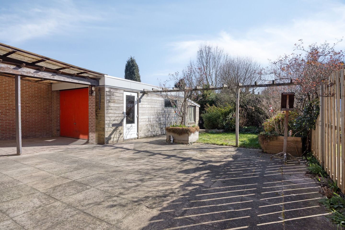Semi-detached house with garage and garden in desirable Beek location — 29
