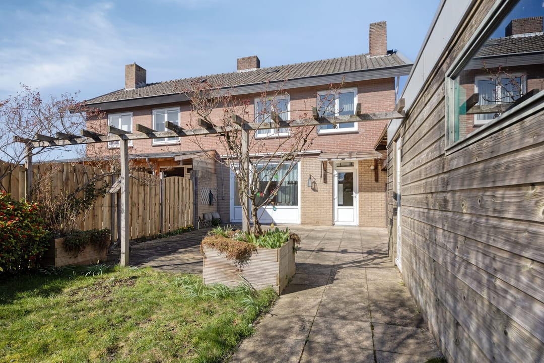 Semi-detached house with garage and garden in desirable Beek location — 32