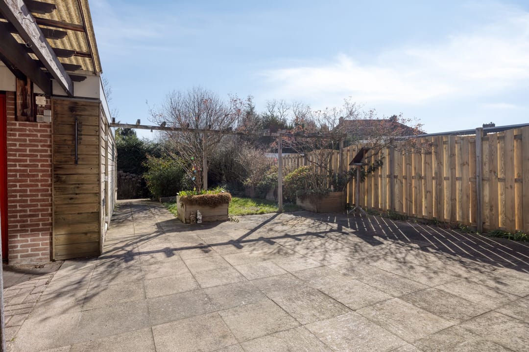 Semi-detached house with garage and garden in desirable Beek location — 28