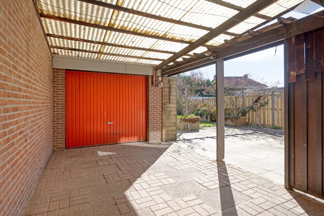 Semi-detached house with garage and garden in desirable Beek location — 31
