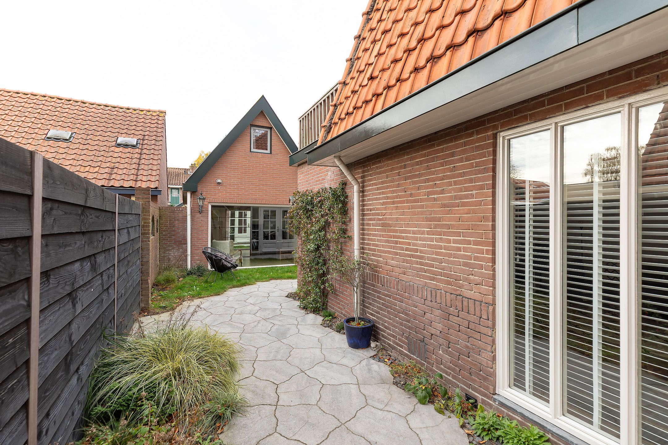 Charming 1930s Corner House with Outbuilding and Sunny Garden in Baarn — 27