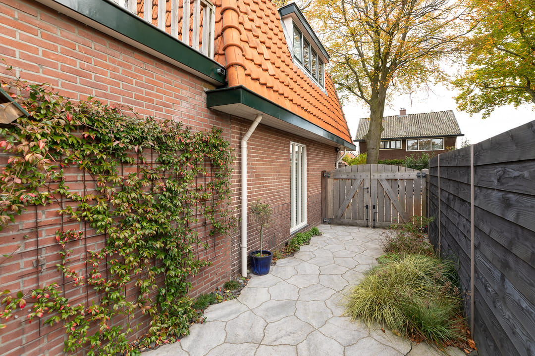 Charming 1930s Corner House with Outbuilding and Sunny Garden in Baarn — 26