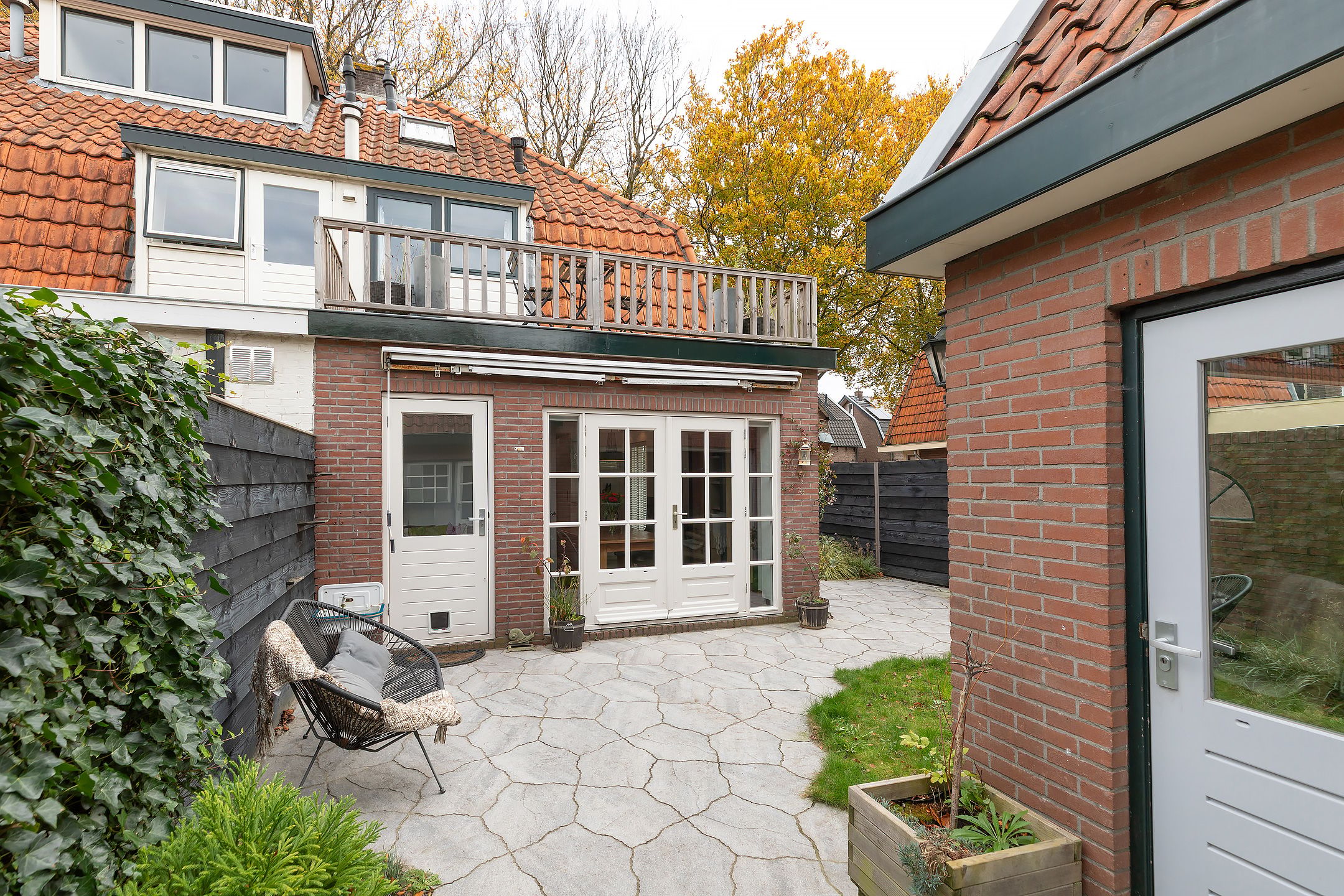 Charming 1930s Corner House with Outbuilding and Sunny Garden in Baarn — 24