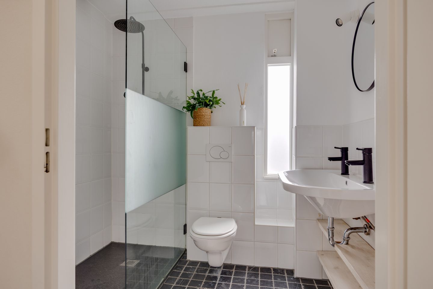 Photo 35 of Tolick 77