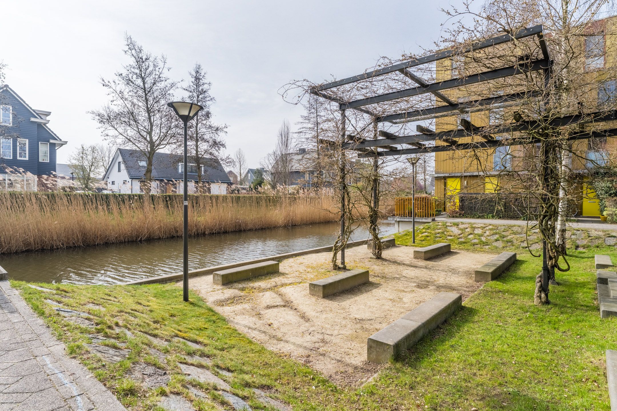 Spacious Waterfront Family Home with Private Jetty in Utrecht — 60