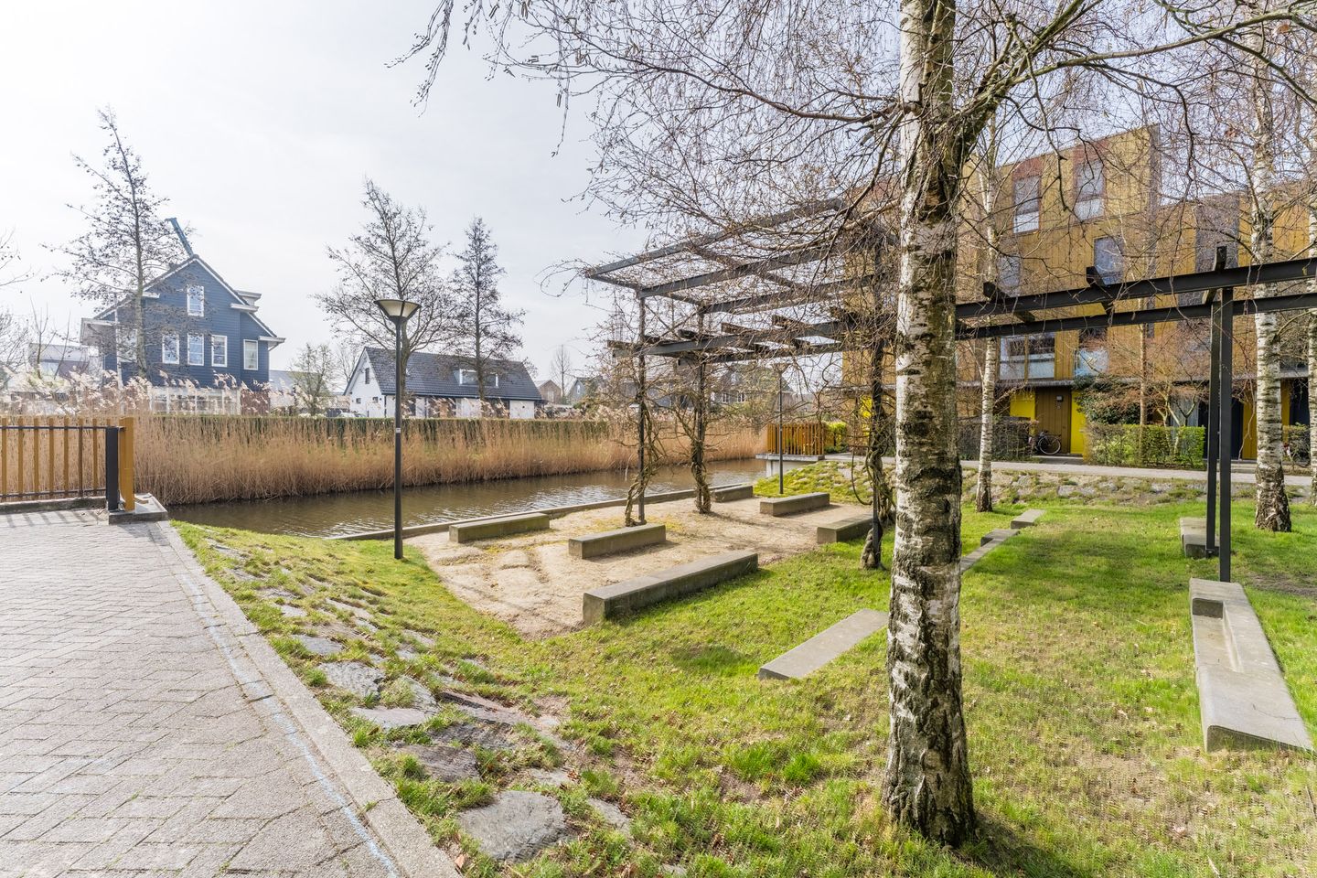 Spacious Waterfront Family Home with Private Jetty in Utrecht — 59