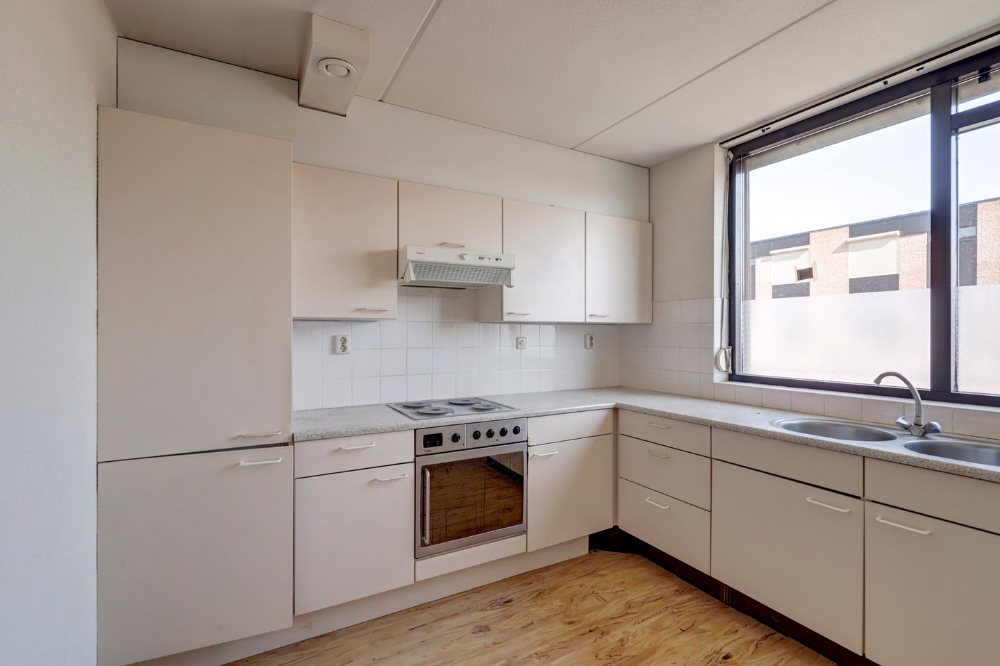 Corner Maisonette with Three Bedrooms and Abundant Natural Light — 14