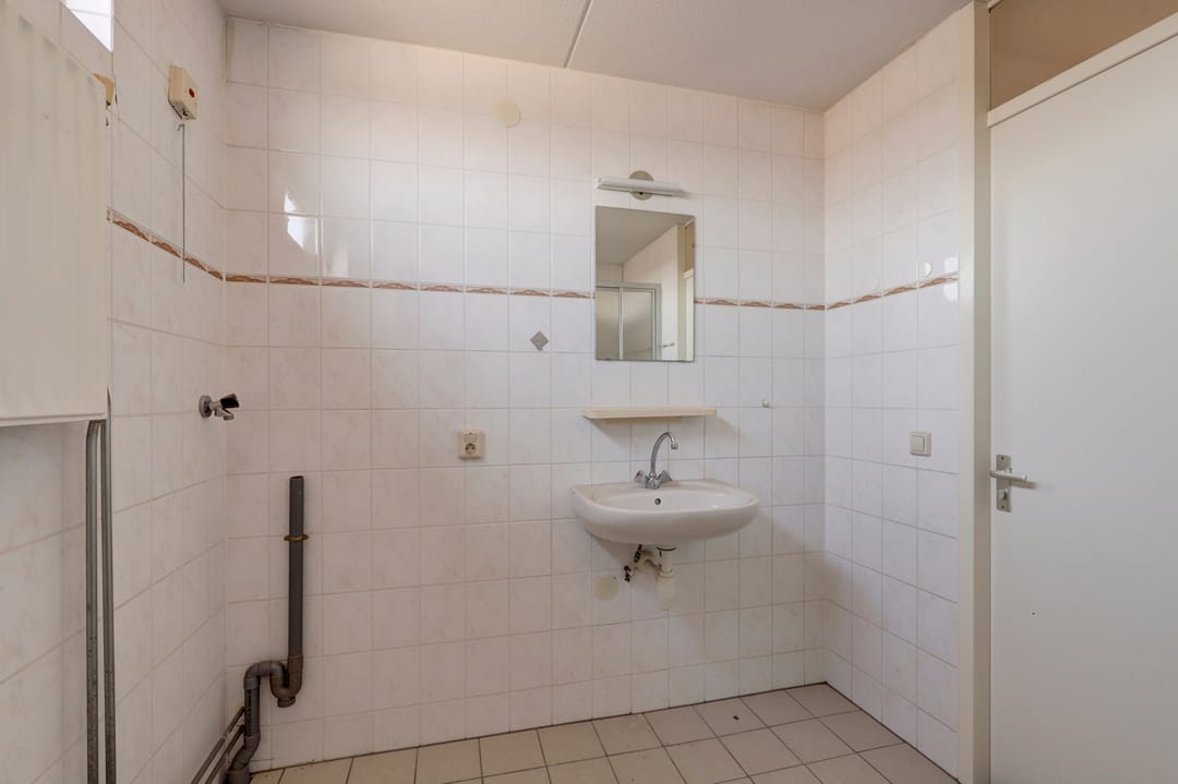 Corner Maisonette with Three Bedrooms and Abundant Natural Light — 23