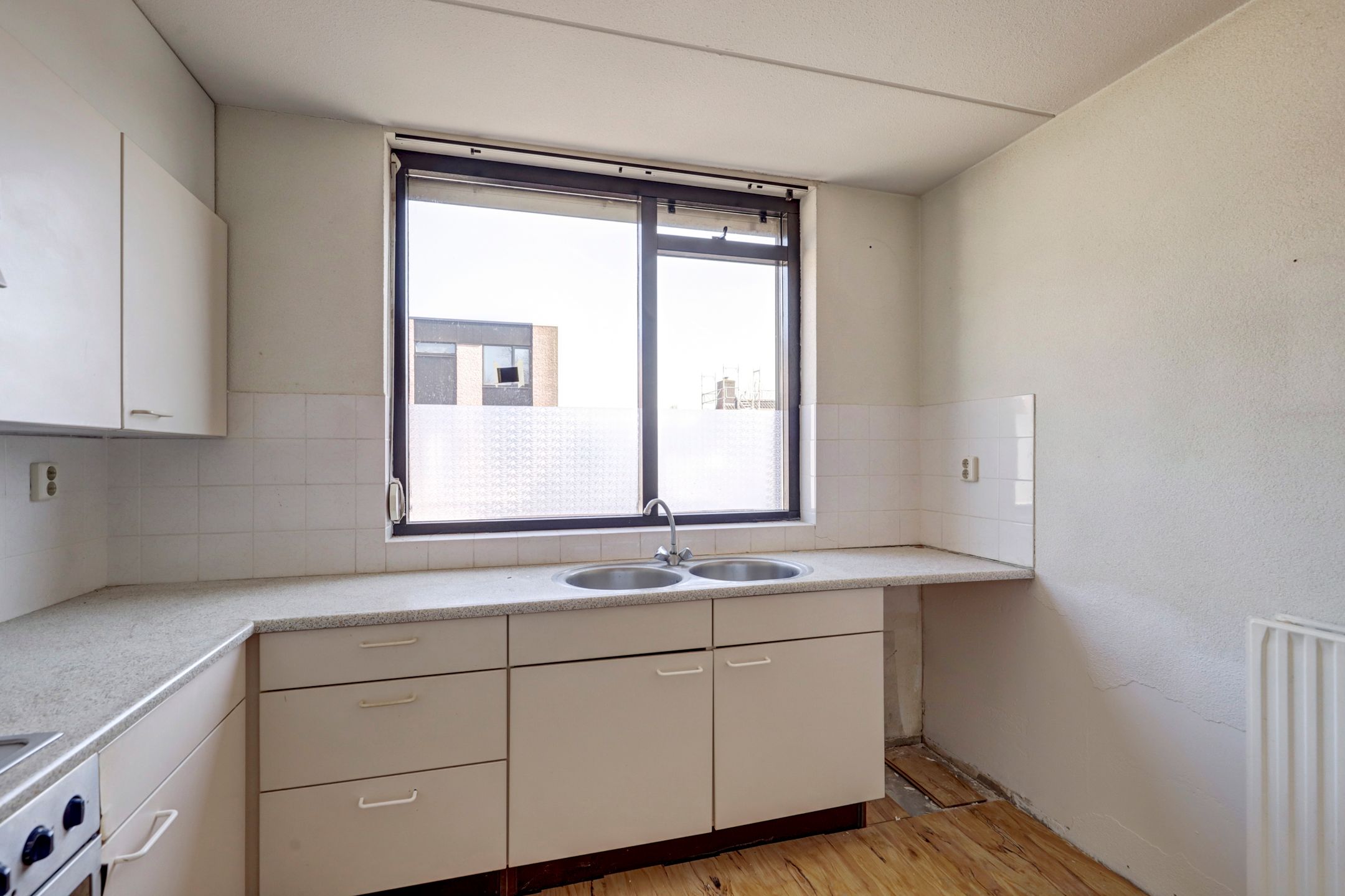 Corner Maisonette with Three Bedrooms and Abundant Natural Light — 15