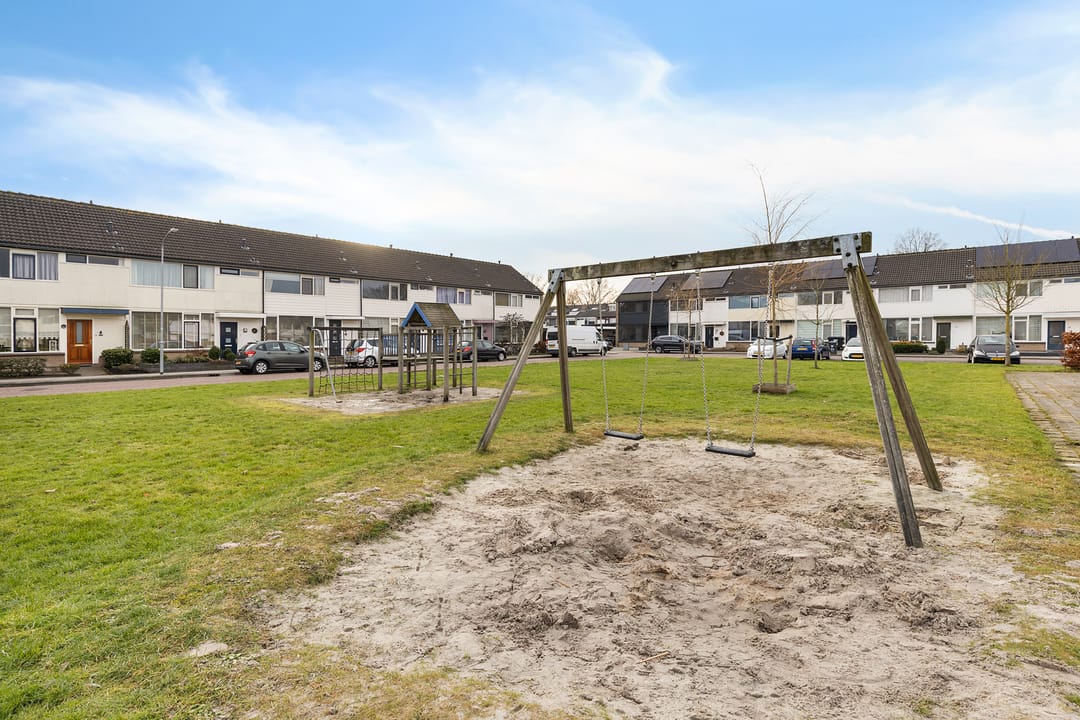 Spacious Four-Bedroom Family Home with Solar Panels in Child-Friendly Hoogezand — 37